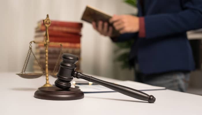 بهترین وکیل شیراز + 10 تا از بهترین وکیل شیراز
