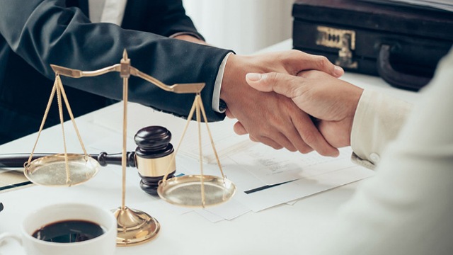 ویژگی های بهترین وکیل تمکین در شیراز
