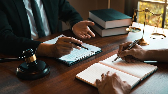 اهمیت اخذ بهترین وکیل تنظیم قرارداد در شیراز
