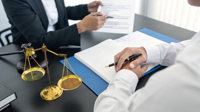 انواع حوزه کاری وکیل بیمه