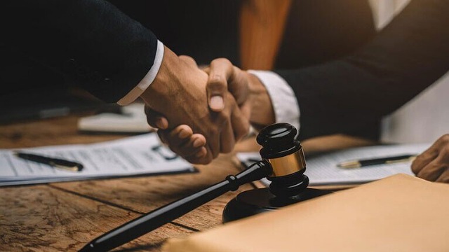 بهترین وکیل جعل اسناد در شیراز کیست؟