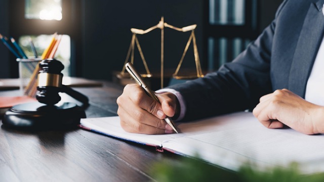 بهترین وکیل پایه یک دادگستری در شیراز کیست؟