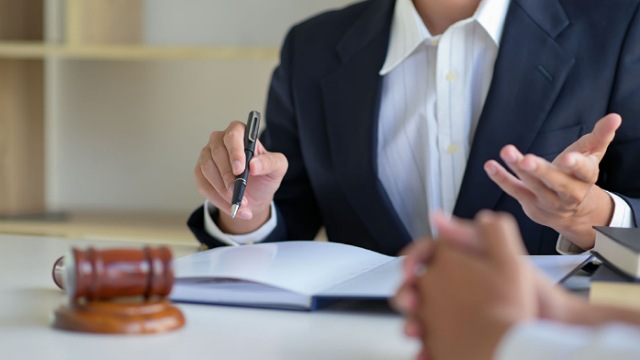 چه زمانی به وکیل دعاوی تجاری نیاز داریم؟