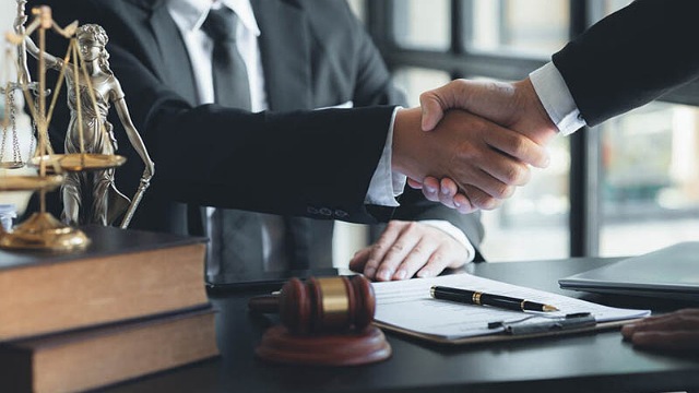 نکات مهم در انتخاب بهترین وکیل حمل و نقل در شیراز