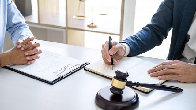 اهمیت مراجعه به وکیل پایه یک دادگستری