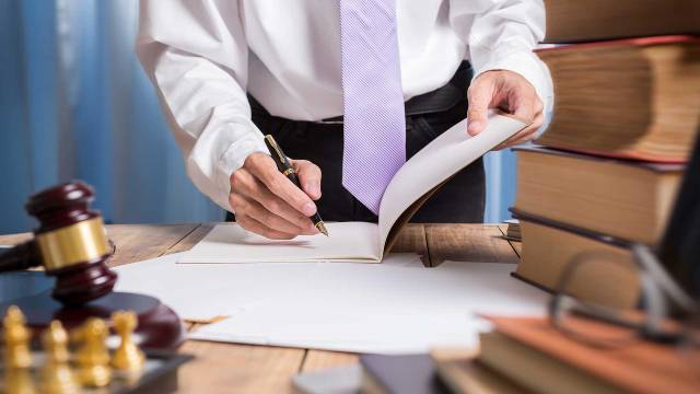 ویژگیهای بهترین وکیل فسا