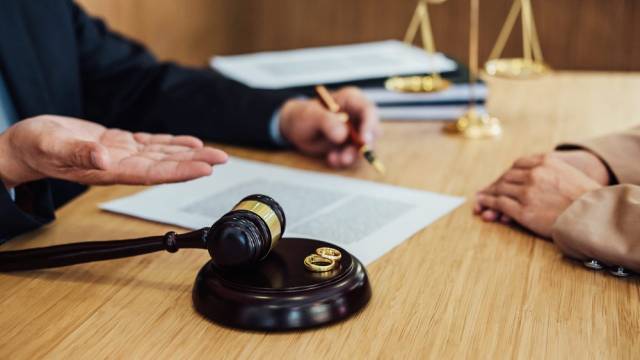چرا باید از بهترین وکیل طلاق در آباده کمک بگیریم؟