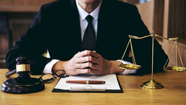 بهترین وکیل زن در آباده کیست؟