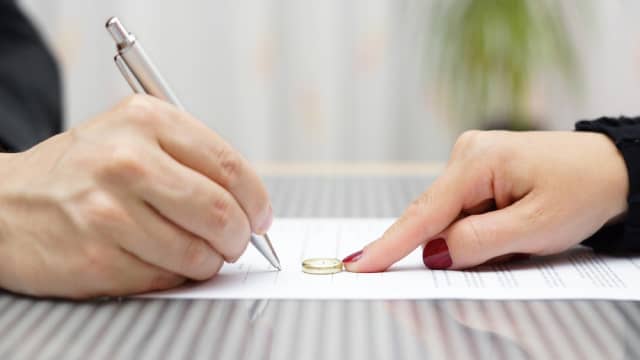 حق حبس چیست و عدم تمکین زن در چه صورت نشوز محسوب نمیشود؟