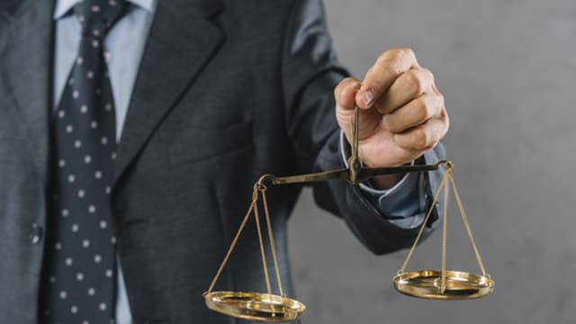 نقش وکیل در حل و فصل دعاوی قانونی در نیریز