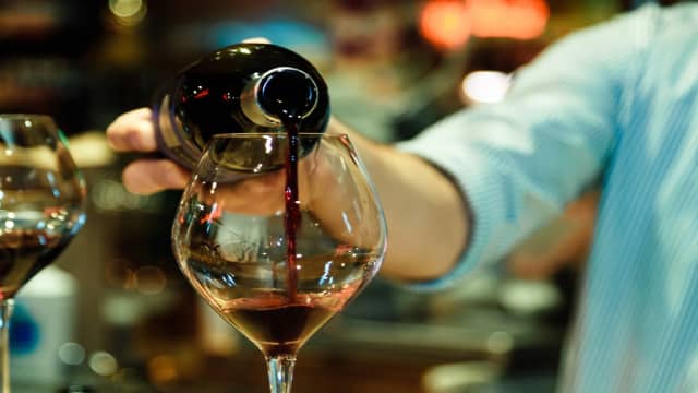 شرب خمر (مشروبات الکلی) چیست؟ 🍺 و چه مجازاتی دارد؟